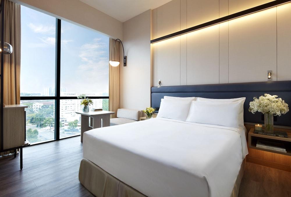 Momentus Hotel Alexandra Room Type - Deluxe Queen Room