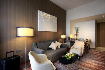 Momentus Hotel Alexandra - Tap to explore photos