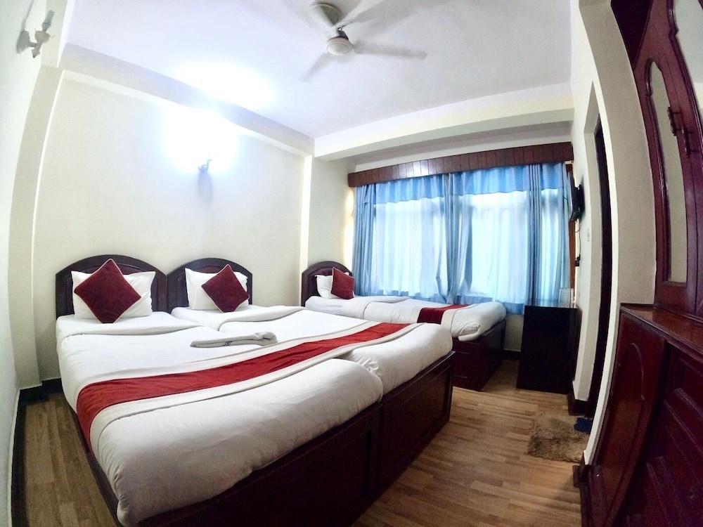 Hotel Lily Room Type - Family Triple Room, 3 Bedrooms, Private Bathroom, Courtyard View