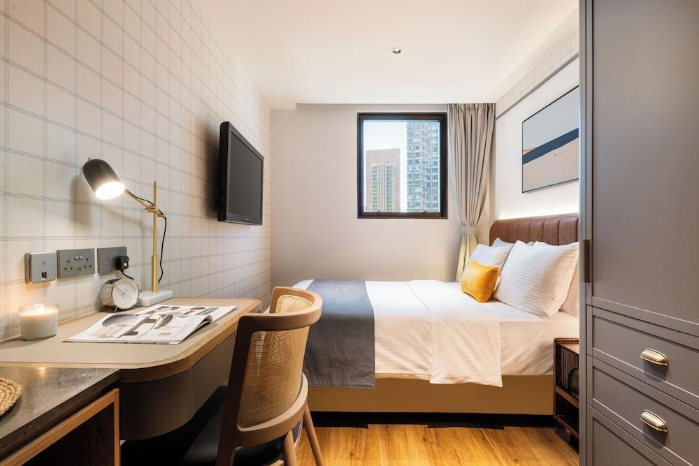 Dash Living On Hollywood Room Type - Superior Queen Room