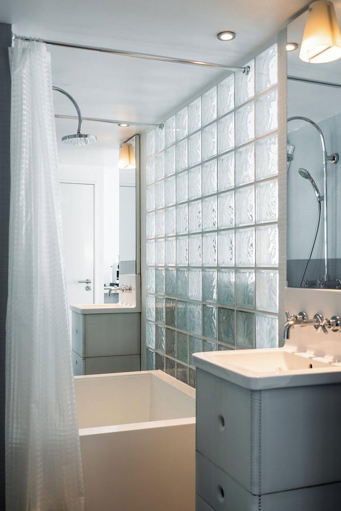 Kube Hotel Paris - Tap to explore photos