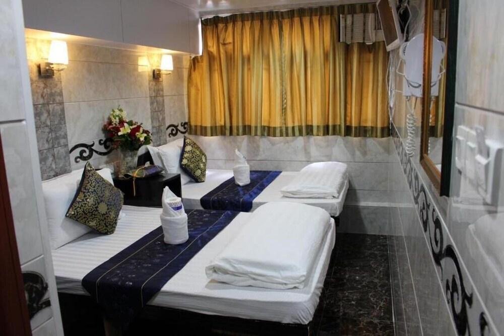 Strawberry Guest House Room Type - Deluxe King Suite