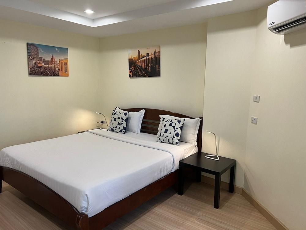 V Check Inn Sukhumvit 22 Room Type - Deluxe Room