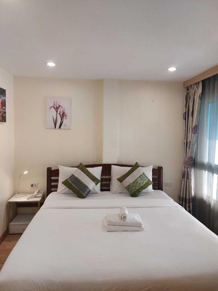 V Check Inn Sukhumvit 22 Room Type - Standard Room, Balcony