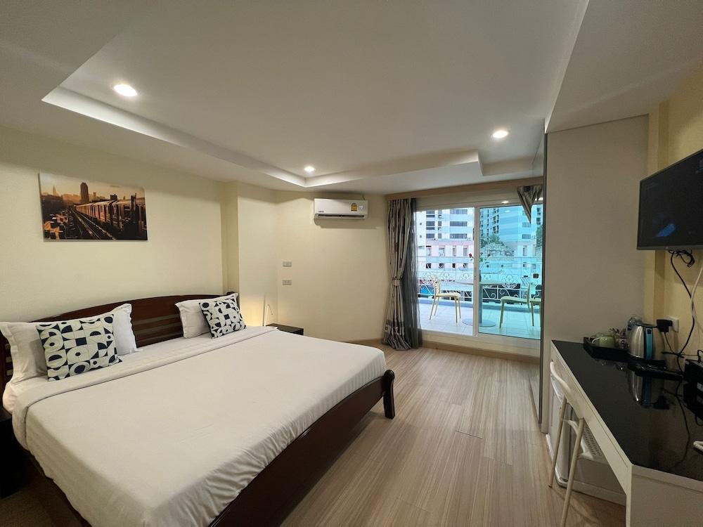 V Check Inn Sukhumvit 22 Room Type - Deluxe Room, Balcony