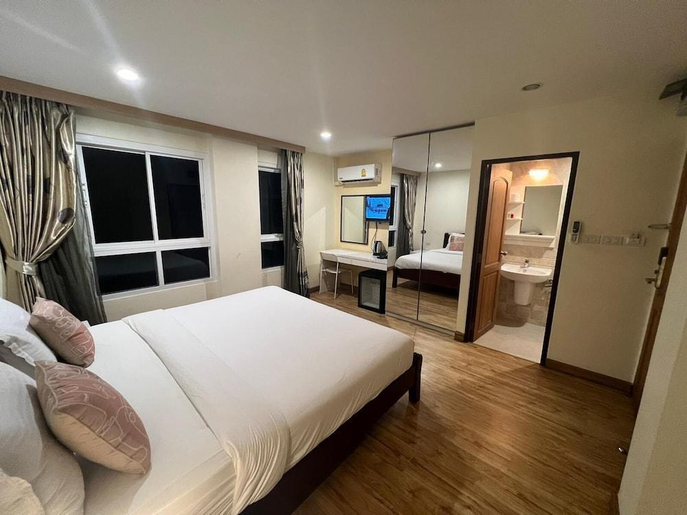 V Check Inn Sukhumvit 22 Room Type - Superior Room