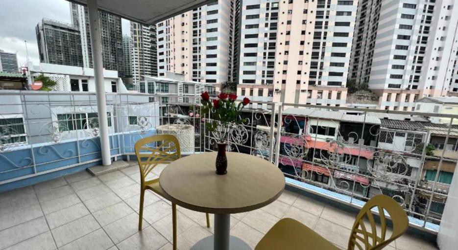 V Check Inn Sukhumvit 22 - Tap to explore photos