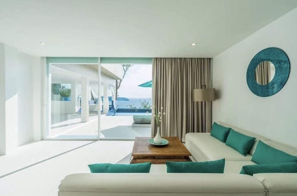 Grand Bleu Ocean View Pool Suite - Tap to explore photos