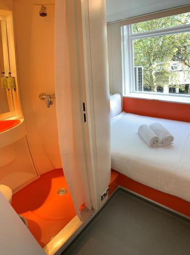 Easyhotel South Kensington - Tap to explore photos