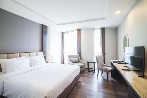 SureStay Plus Hotel by Best Western Sukhumvit 2 - Tap to explore photos