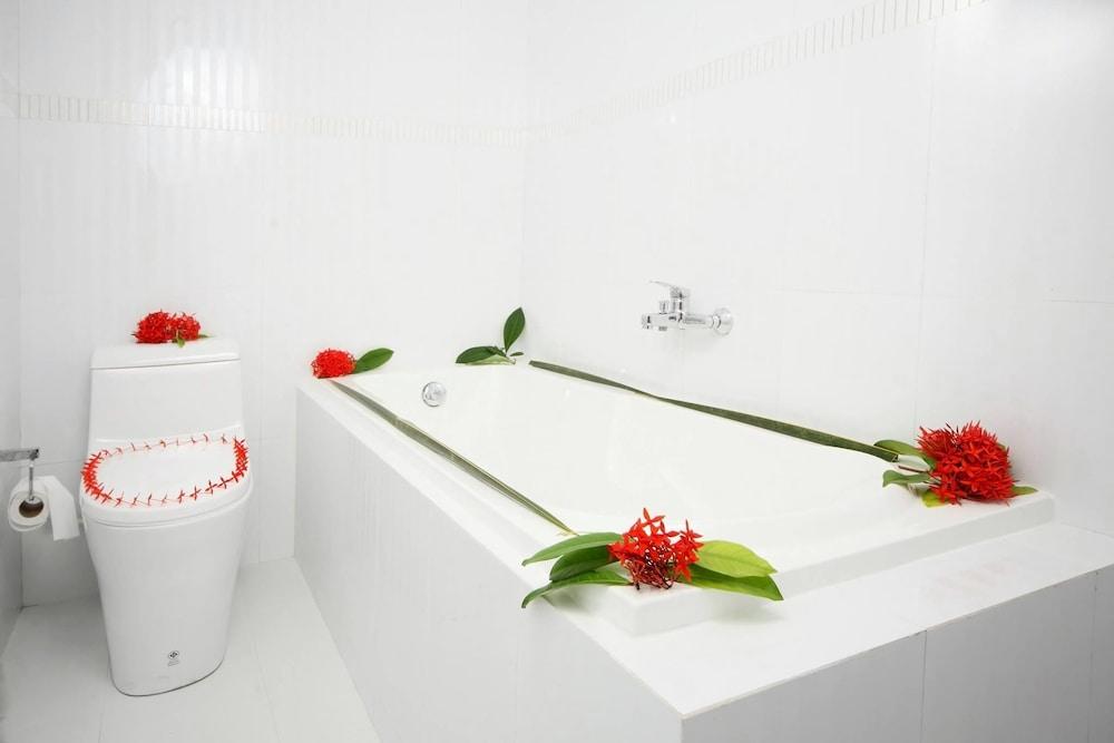 Rasdhoo Coralville Room Type - Deluxe Triple room with Bathtub