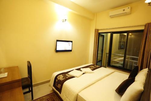 Mahadev Hotel - Tap to explore photos
