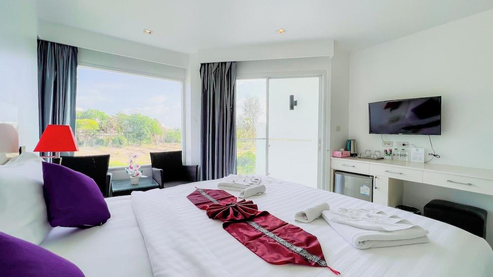 Grand Sunset Hotel Phuket Room Type - Deluxe Double Room