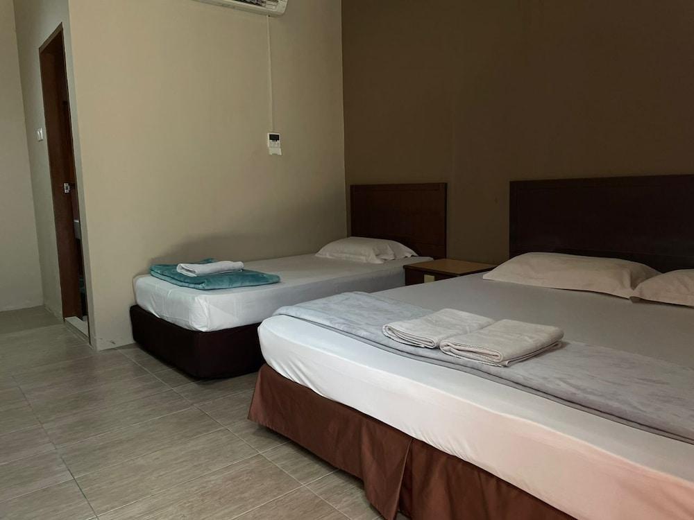 The Baron Waterfront Room Type - Standard Triple Room The Baron Waterfront Room Type - Standard Triple Room