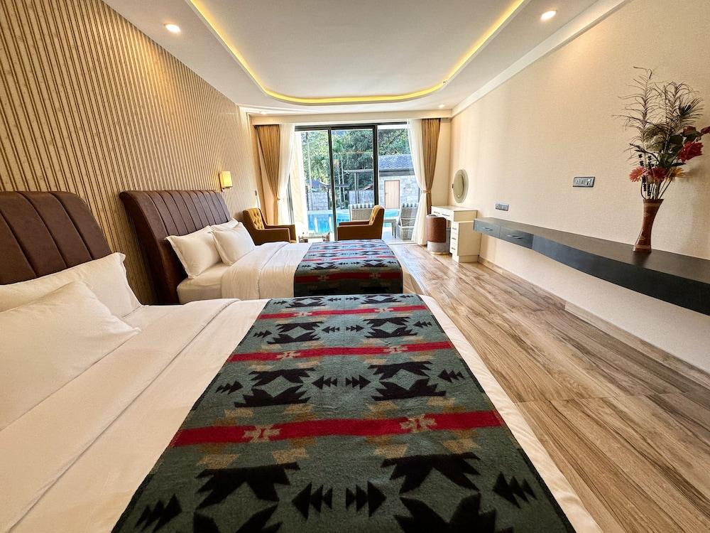 Lake View Resort Room Type - Pool Lanai with King Bed or Two Queen Beds Lake View Resort Room Type - Pool Lanai with King Bed or Two Queen Beds