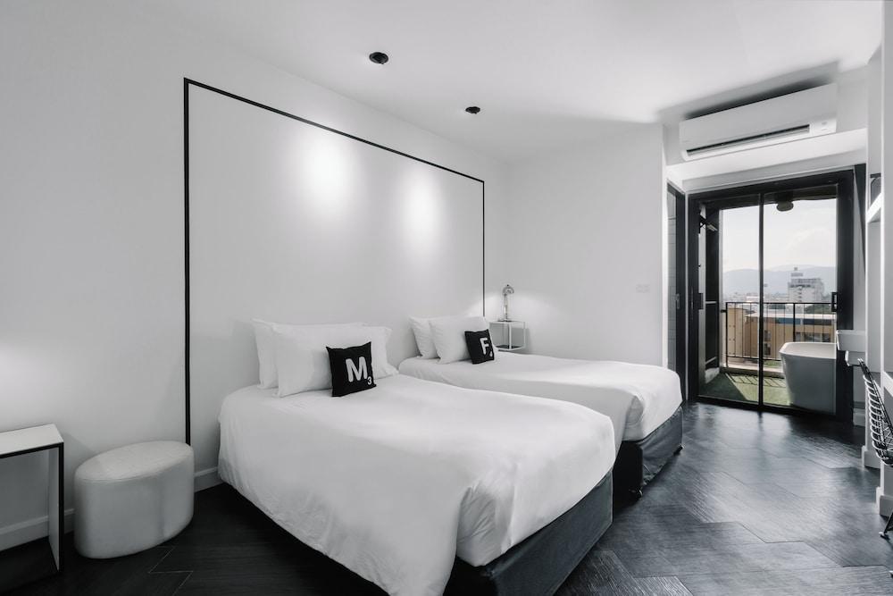 Blu Monkey Hub and Hotel Room Type - Deluxe Twin with outside Bathtub - Free Co-Working space 24 hrs.