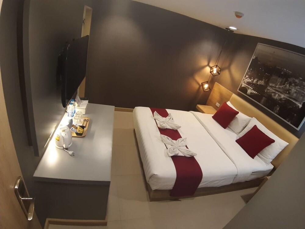 Collection O Pratunam 19 Hotel Room Type - DOUBLE SUPERIOR WITH DOUBLE BED