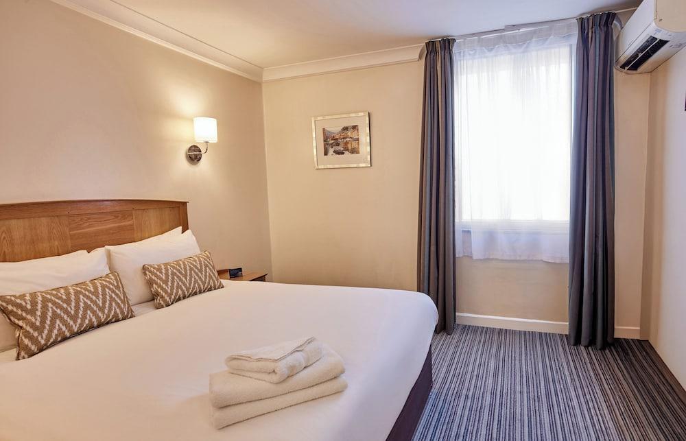 Thistle London Heathrow Terminal 5 Room Type - Standard Double Room