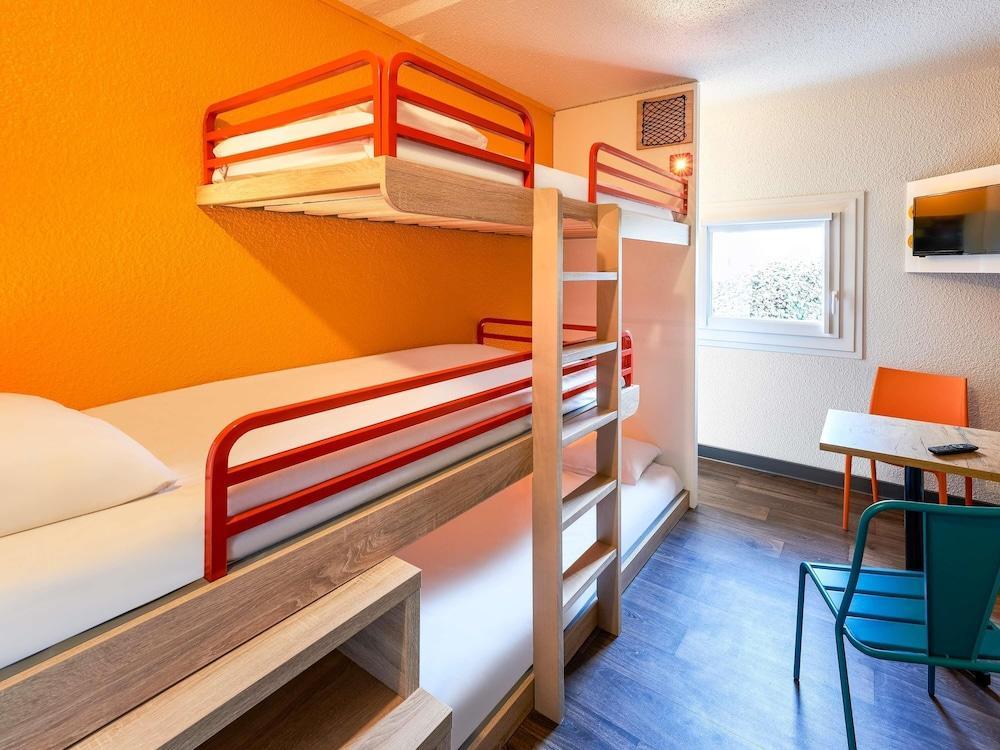 hotelF1 Roissy CDG Room Type - Break Room with 3 Single Bunk Beds and Shared Bathroom