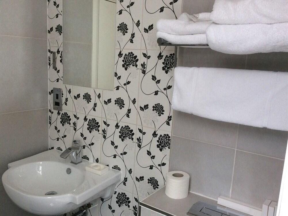 The Fitzrovia Belle Hotel - Tap to explore photos