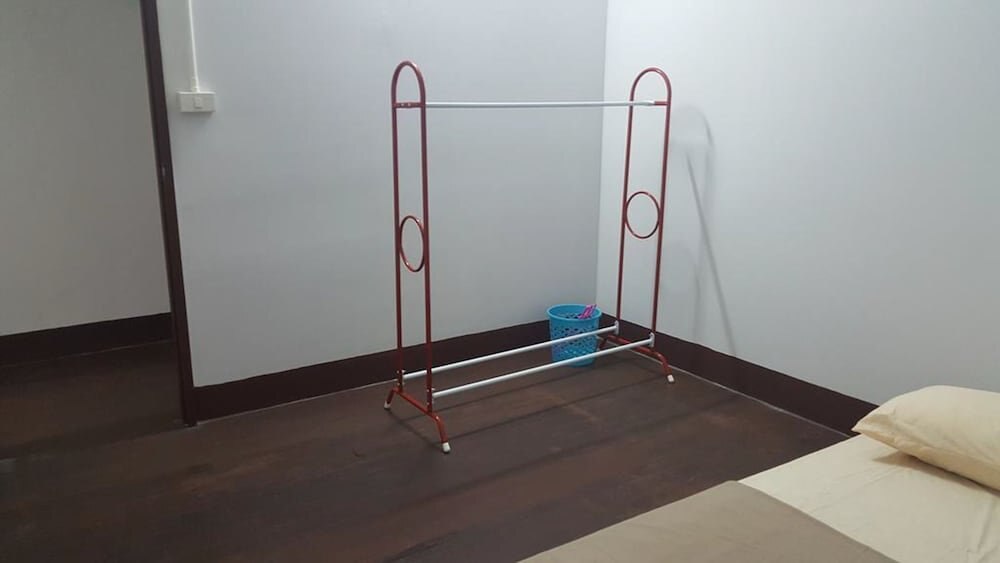 دي يو - أر هوستل