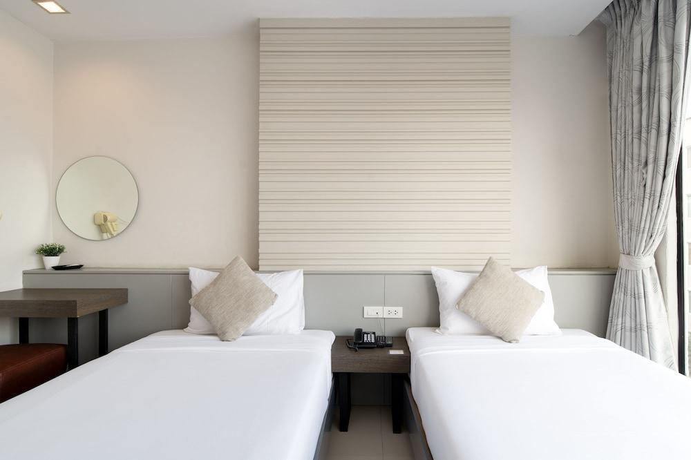 Leenova Hotel Room Type - Deluxe Twin Bed A