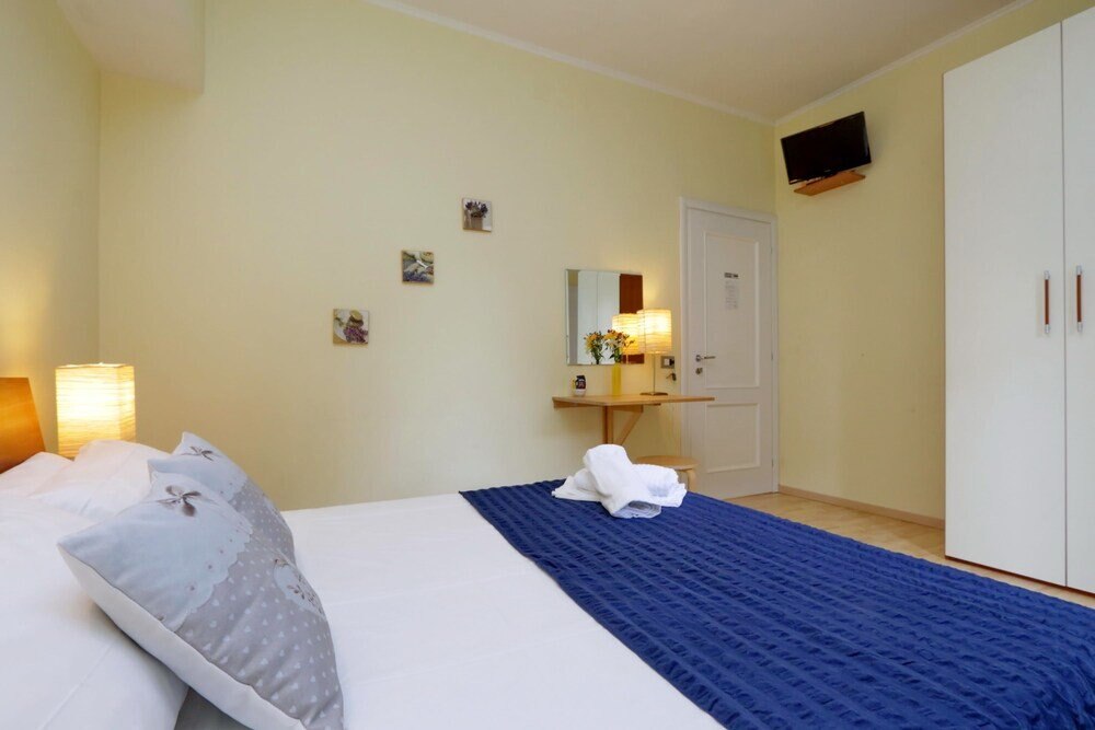 I Pini di Roma - Rooms & Suites - Tap to explore photos