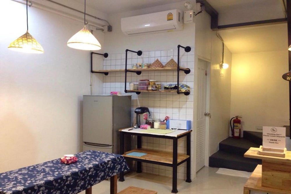 D Hub Hostel - Tap to explore photos
