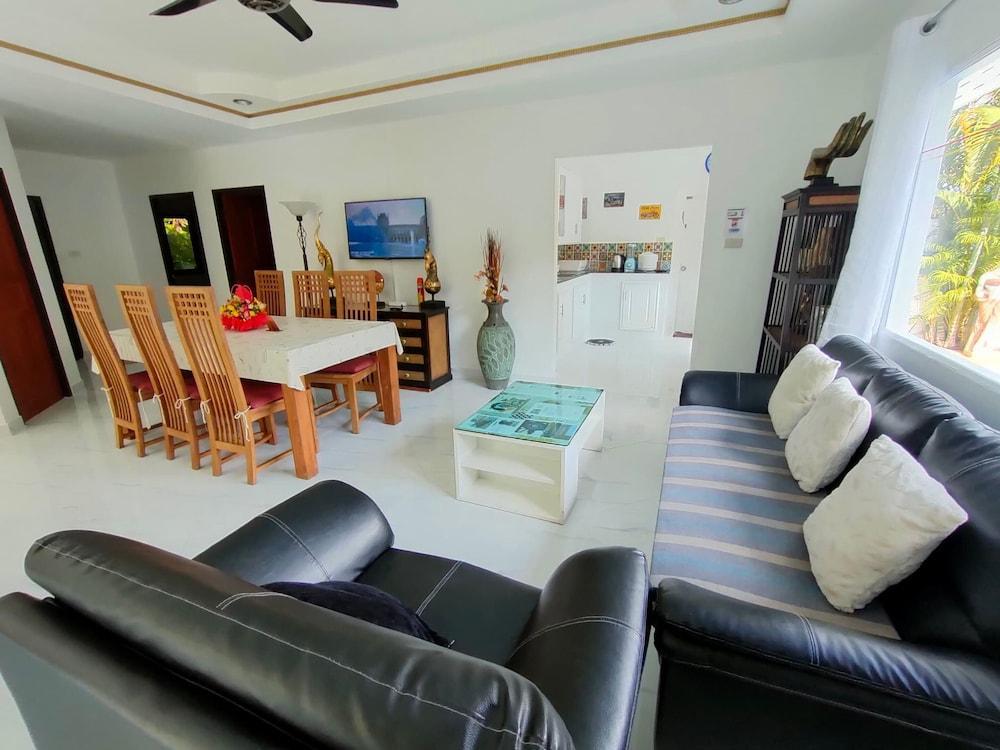 Corner Villa - Pattaya holiday House Walking Street - Tap to explore photos