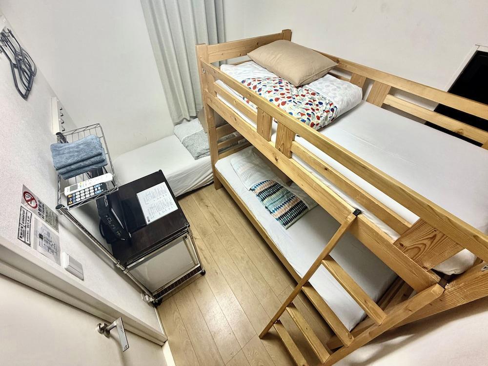 Kangaroo Hotel SIDE B Room Type - Basic Triple Room