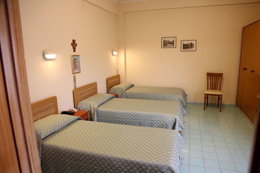 Istituto Piccole Ancelle di Cristo Re Room Type - Triple Room