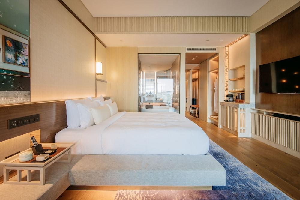 The Anandi Hotel and Spa Shanghai Room Type - Executive King Size Bed Room
