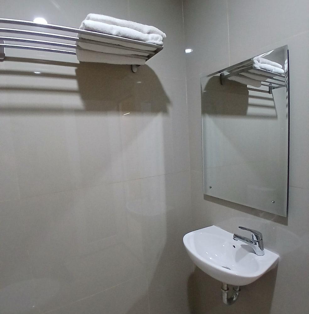 Ethan Hotel Room Type - Deluxe Double Room