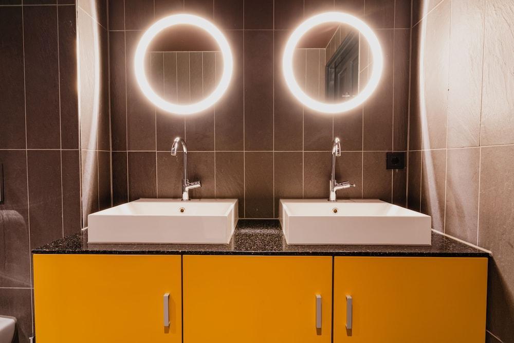 De Jonker Urban Studio's & Suites - Tap to explore photos