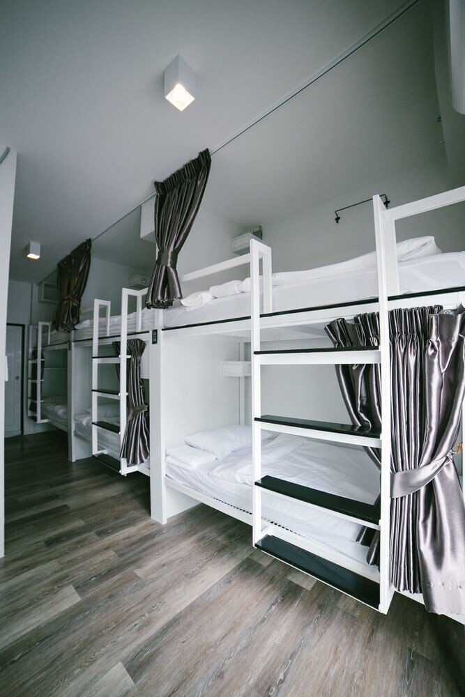 Diff Hostel Room Type - Budget family room with en-suite bathroom