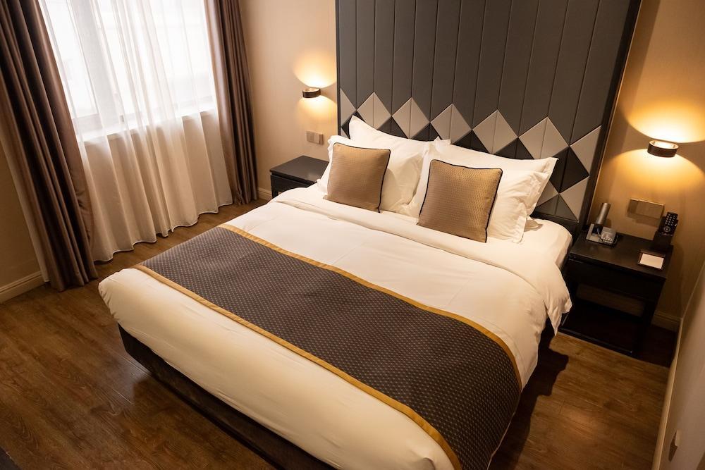SHANGHAI-DECO Hotel Room Type - Standard Queen Bed
