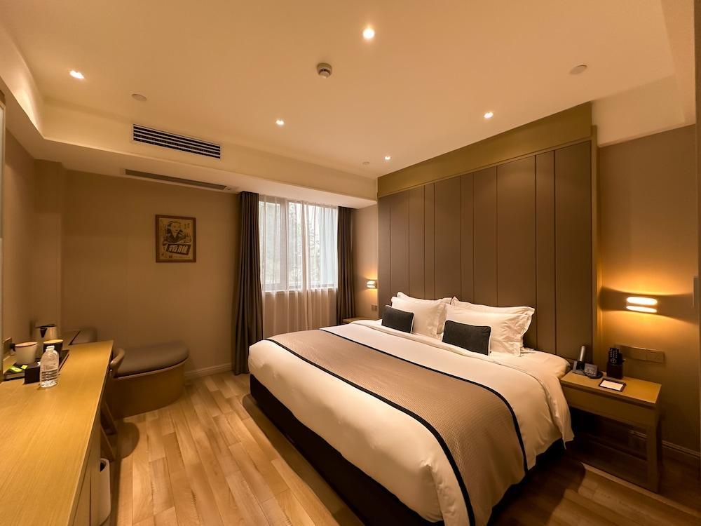 SHANGHAI-DECO Hotel Room Type - Business Queen Bed