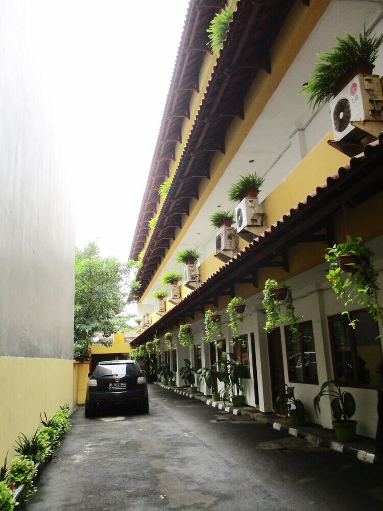 Hotel Maxim Kwitang Jakarta - Tap to explore photos