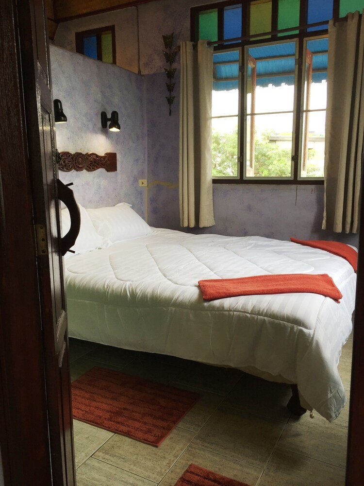 Shanti Lodge Bangkok - Tap to explore photos