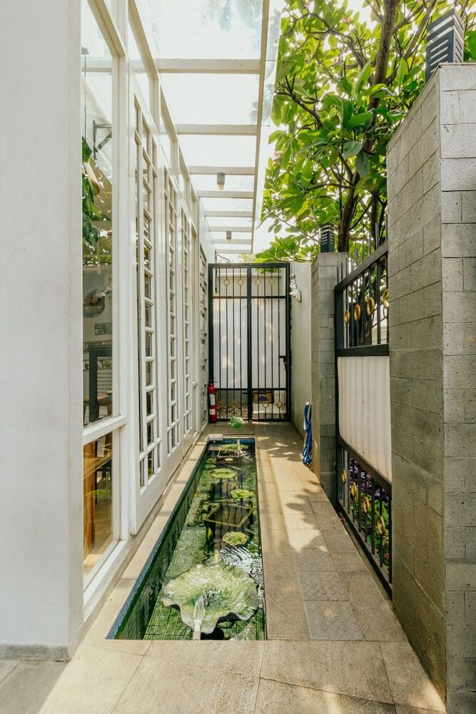 Urbanest Inn House TB Simatupang - Tap to explore photos