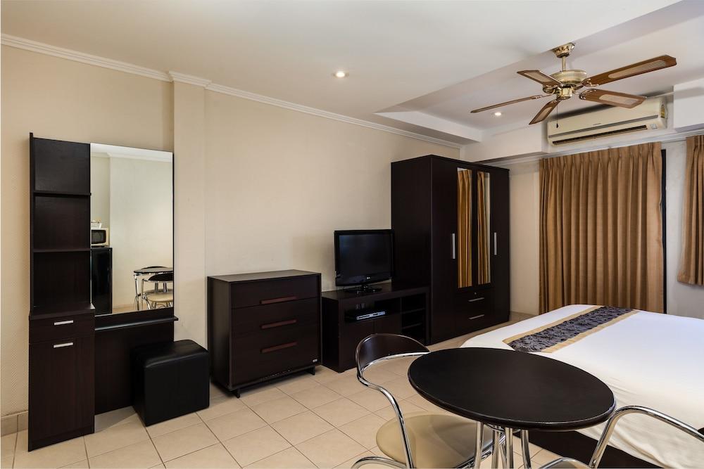 The Classroom Hotel Room Type - Deluxe Room Small Balcony