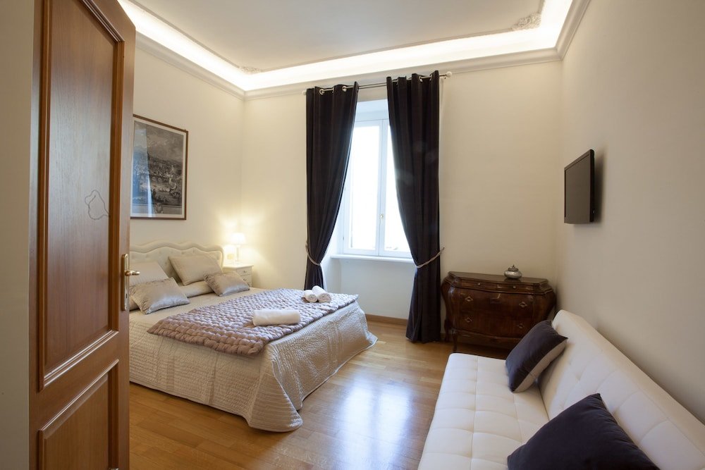 Innsiderome Room Type - Deluxe Room