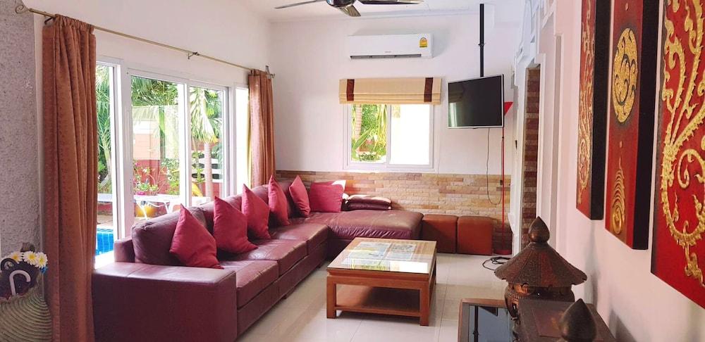 Ratana Villa - Pattaya Holiday House Walking Street - Tap to explore photos