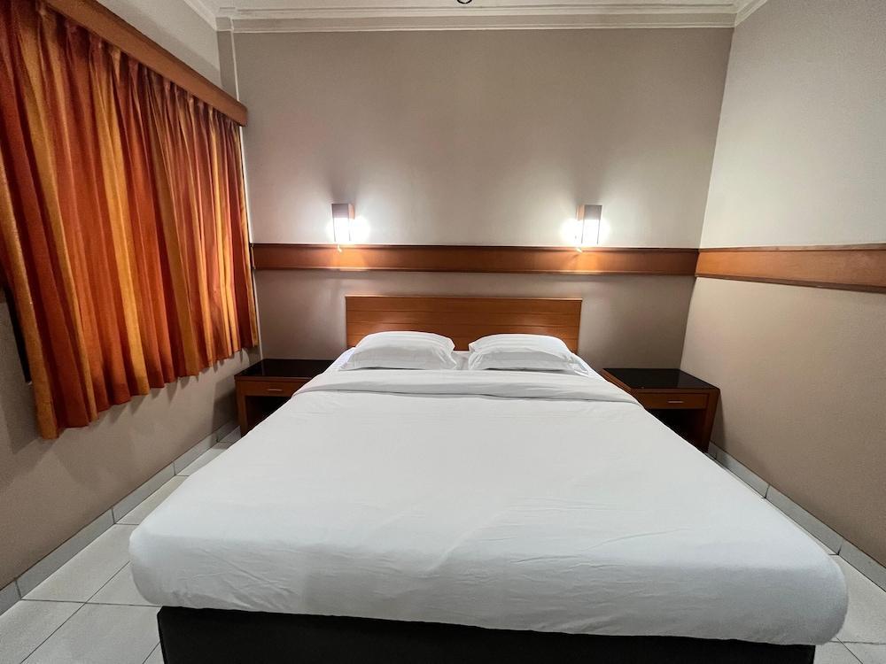 Hotel Caravan Tanah Abang - Tap to explore photos