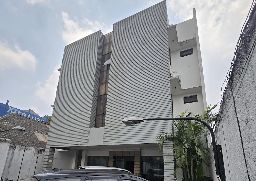 Hotel Caravan Tanah Abang - Tap to explore photos