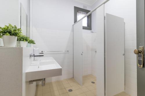 Royal Hotel Ryde Room Type - Queen Single Room with Shared Bathroom Royal Hotel Ryde Room Type - Queen Single Room with Shared Bathroom