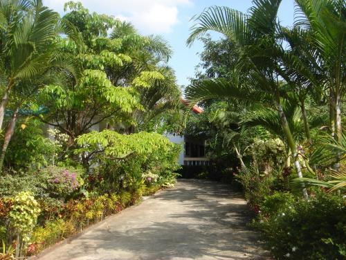 Real Relax Resort & Beauty Massage - Tap to explore photos