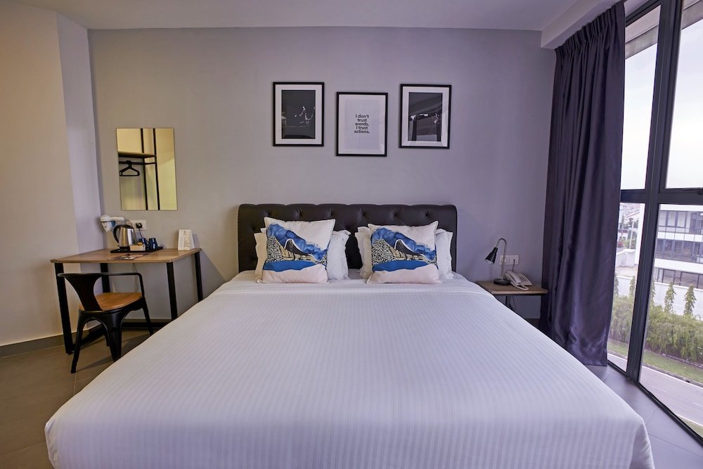 B Lot Hotel Room Type - Grand Deluxe King