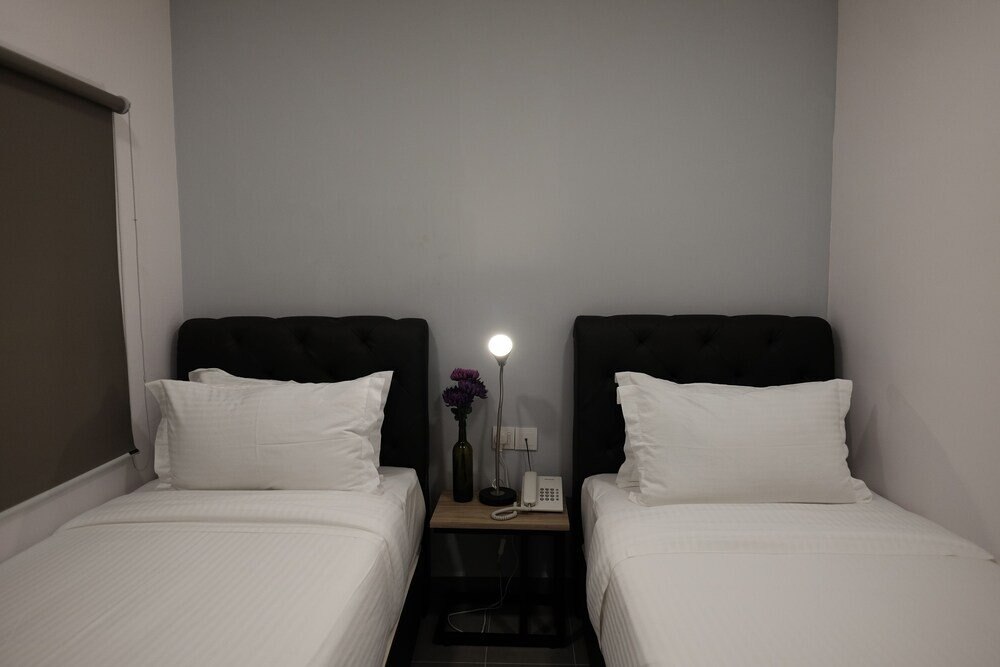 B Lot Hotel Room Type - Deluxe Twin Room (With Window)