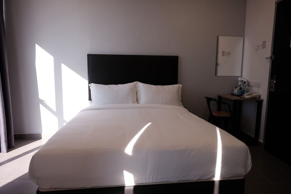 B Lot Hotel Room Type - Deluxe Queen Room, With Window